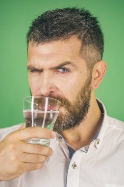 ciddi bir yüz içecek su cam sakallı