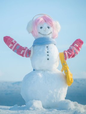 Yeni yıl kardan adam alışveriş çantası ile.