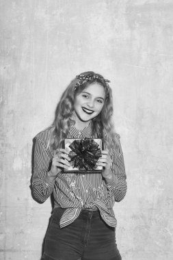 Güzel kızla neşeli kırmızı hediye kutusu