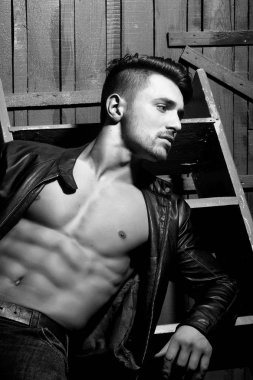 adam çıplak gövde ile