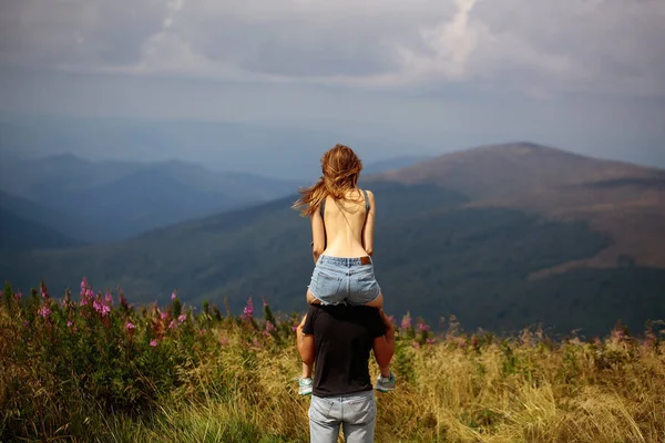 Dağ tepe üzerinde Romantik Çift — Stok fotoğraf