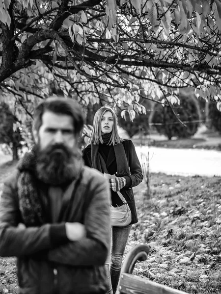 Jovem casal no parque de outono — Fotografia de Stock