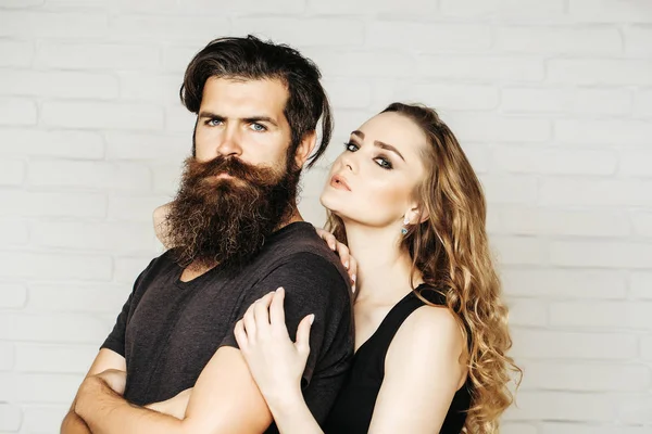 Hombre con barba y mujer con pelo largo y rubio —  Fotos de Stock