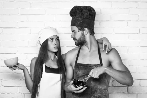 Uomo e ragazza in cucina — Foto Stock