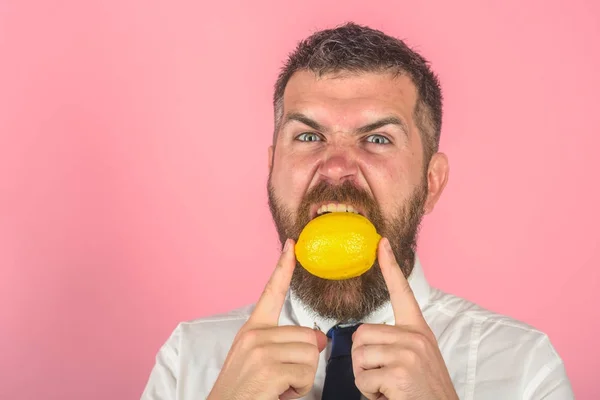 Vitamin citrus på hipster på rosa bakgrund. — Stockfoto