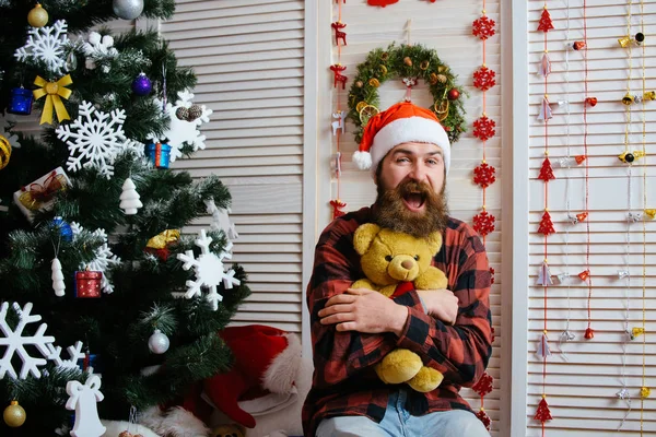 クリスマス サンタ帽子の幸せそうな顔のひげの男 — ストック写真