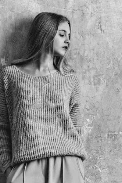 Pretty young girl with blond hair in fashionable sweater, culott — Stock Photo, Image