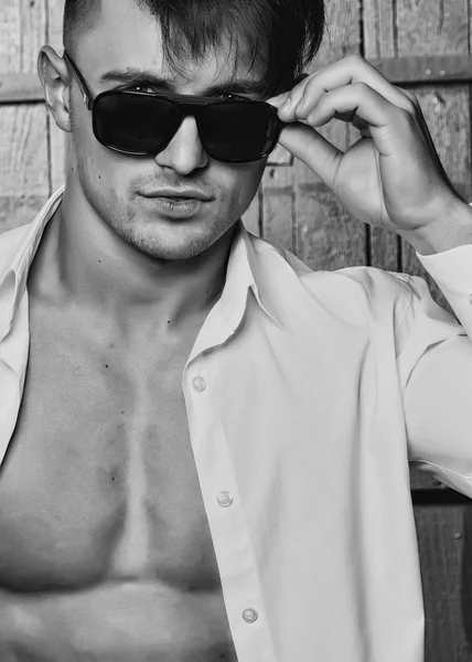 Hombre con estilo en gafas de sol —  Fotos de Stock