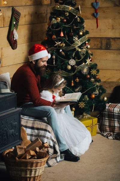 크리스마스 행복 한 아이 아버지는 책을 읽고. — 스톡 사진
