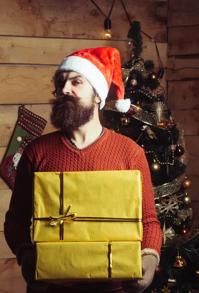 Santa Claus hombre con paquete de regalo . —  Fotos de Stock