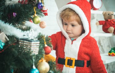 Noel hediye ile mutlu çocuk.