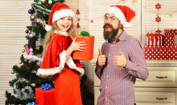 Santa kid, bearded man på julgran. — Stockfoto