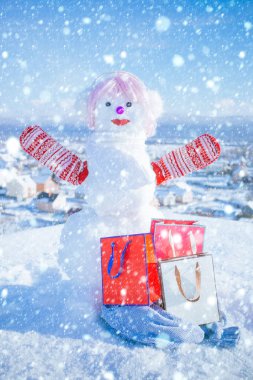 pembe peruk hediye paketi ile yapılan yeni yıl kardan adam