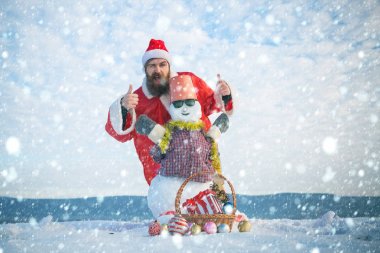 Kardan adam gözlük ve kova kafa