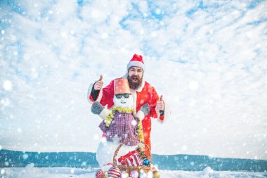 Eller yukarı gösterilen santa şapka adam