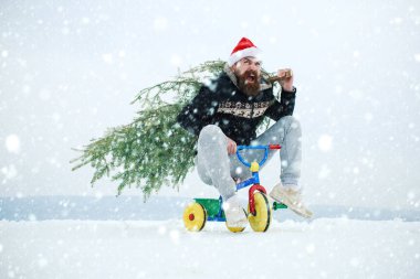 Üç tekerlekli bisiklet üzerinde karlı manzara kişini