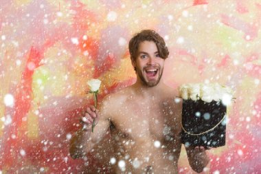 Taze beyaz gül ile gülümseyen mutlu seksi maço