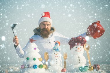 Kepçe ve kırmızı pot tutan hipster