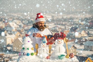 Yemek, kardan adam ve xmas ağacı üzerinde mavi gökyüzü kar