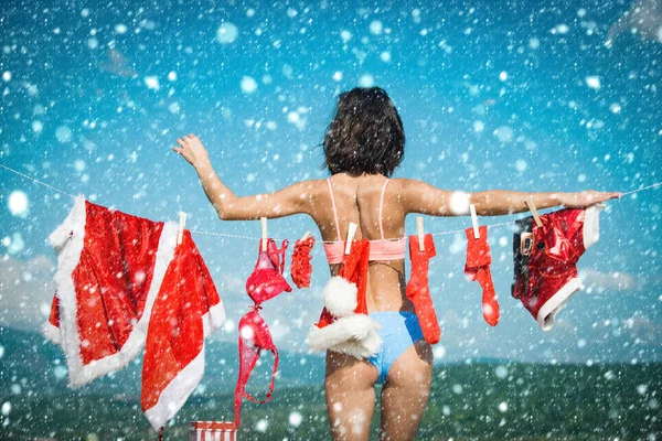 Санта Клаус дівчина вішає одяг для сушіння . — стокове фото