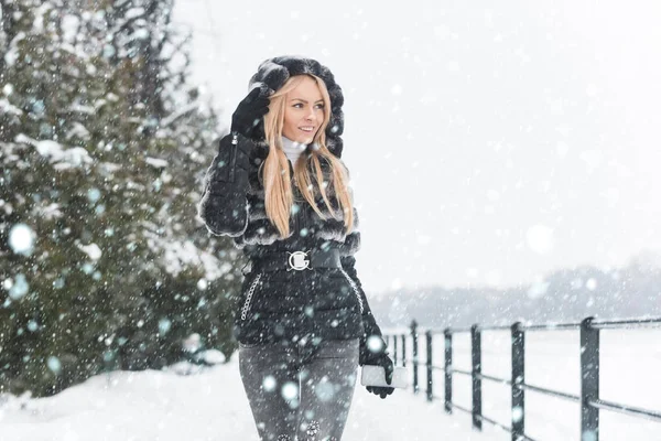 Щаслива жінка гуляє в зимовий день — стокове фото