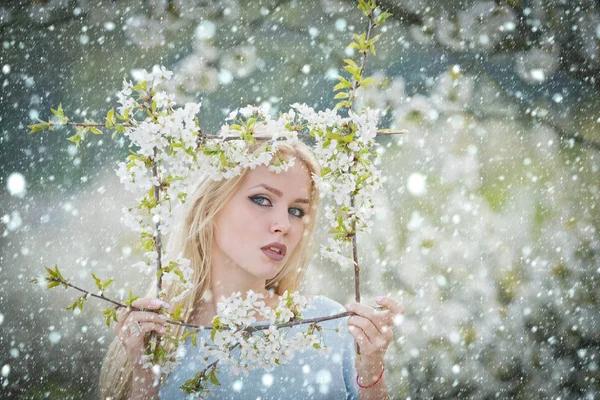 Adorable mujer sosteniendo marco de flores blancas en flor — Foto de Stock