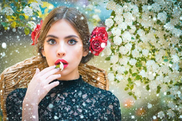 Jente med hvit blomst i hånden – stockfoto