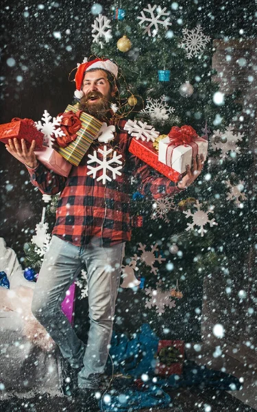 Vánoční muž s vousy na šťastné tváře s krabičce — Stock fotografie