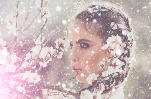 Girl and flowerss — Stock Photo, Image