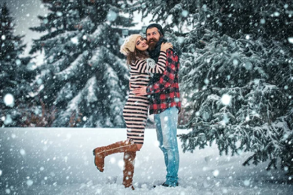 Casal apaixonado pelo chapéu vermelho de Papai Noel no inverno . — Fotografia de Stock