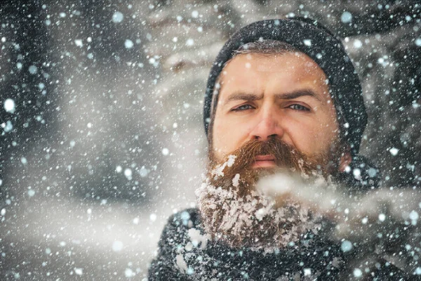 Nový rok muž v zasněženém lese zima — Stock fotografie