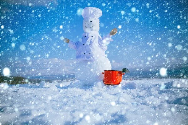 Nuevo año snowman chef de nieve con olla . — Foto de Stock