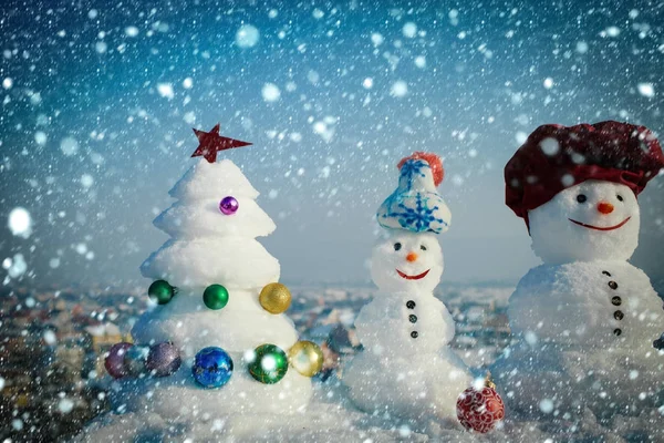 Kardan adam mavi gökyüzü arka plan üzerinde