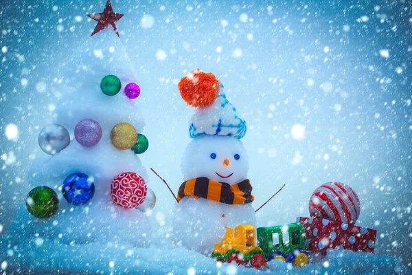 Sneeuwpop met smileygezicht in muts en sjaal — Stockfoto