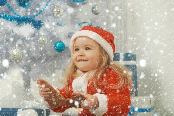 Neujahr kleiner Junge am Weihnachtsbaum. — Stockfoto