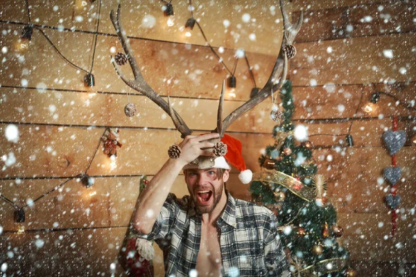 Kerst man op houten achtergrond met gespierde borst. — Stockfoto