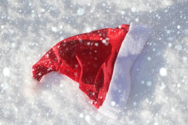 Gorra de Santa Claus sobre fondo nevado —  Fotos de Stock