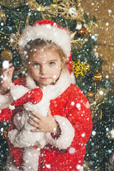 クリスマス ツリー、サンタ クロース子供. — ストック写真