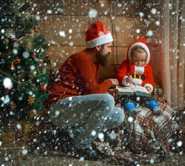 Noel Baba çocuk ve sakallı adam, Noel ağacı. — Stok fotoğraf