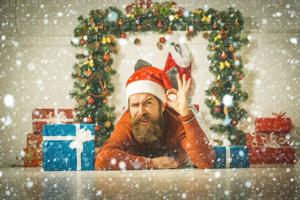 Año nuevo chico en la decoración de Navidad chimenea . —  Fotos de Stock