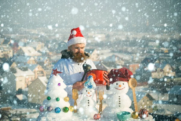 Man in Kerstman hoed en witte uniform op winterdag — Stockfoto