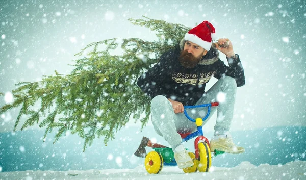 Велосипедист у капелюсі Санта та спортивний одяг у зимовий день — стокове фото