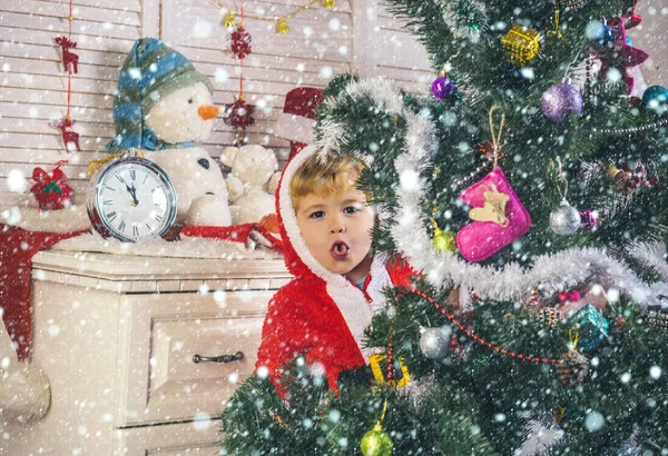 Noel hediye ile mutlu çocuk. — Stok fotoğraf