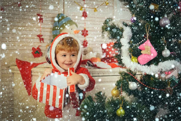 Neujahr kleiner Junge bei Deko-Spielzeug — Stockfoto