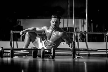 Barbell ile kas adam