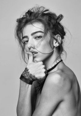 Güzel kız kelepçe ile üstsüz