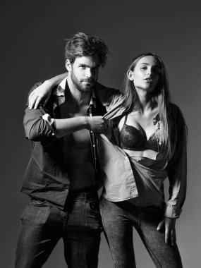 Genç çift gömlek düğmelerini aç.