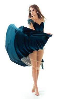 Mavi gece elbisesi çıplak ayakla poz kız