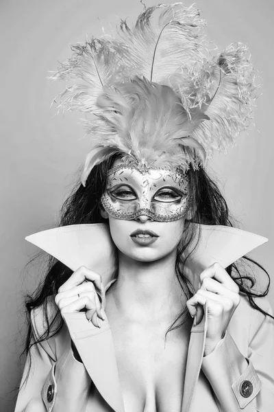 Hezká dívka v karnevalové masce — Stock fotografie
