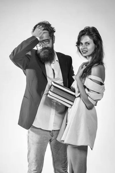 Jovem casal com livros e óculos — Fotografia de Stock